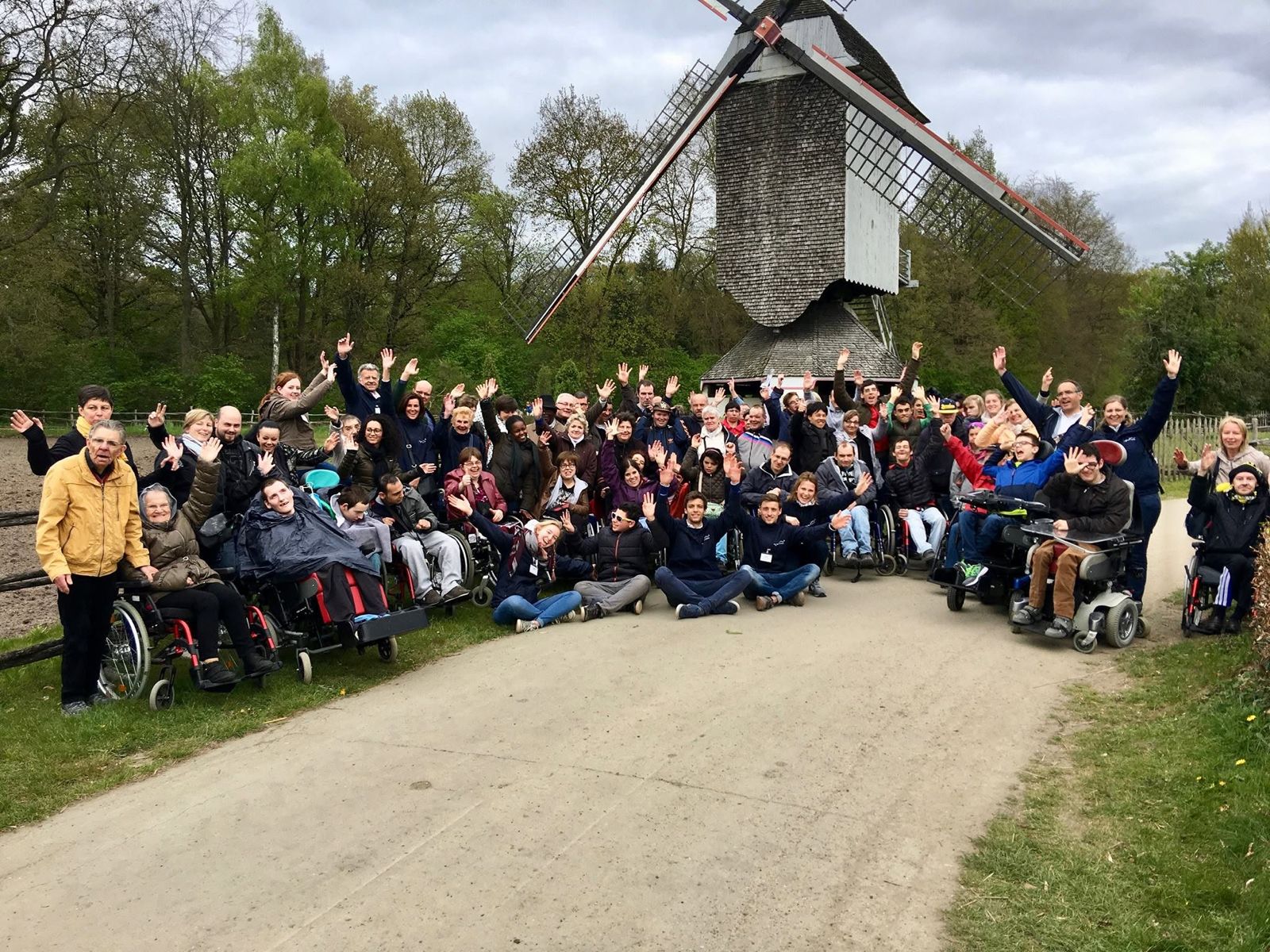 Un grand groupe salue l’appareil pendant une excursion.