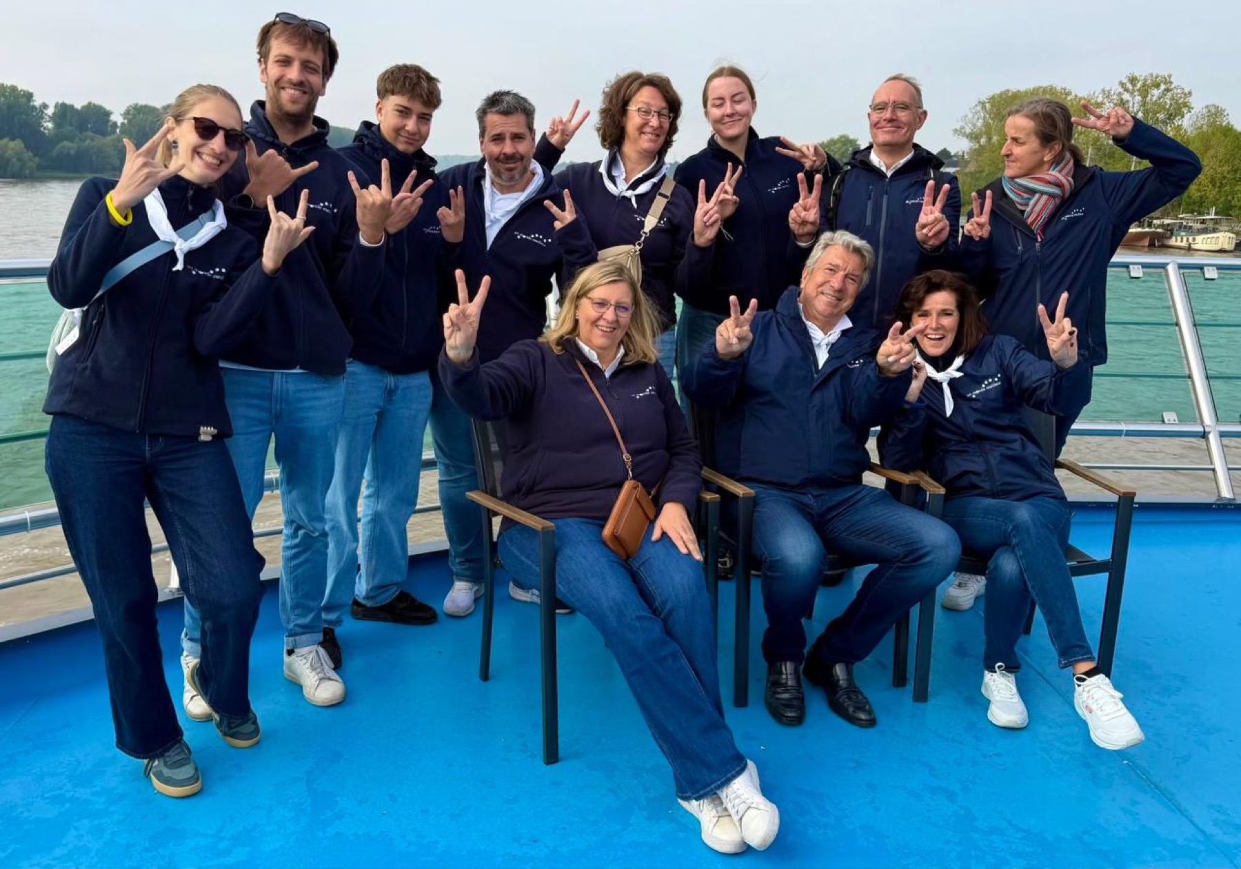 L’équipe de bénévoles d’Un Monde Meilleur réunie sur un bateau