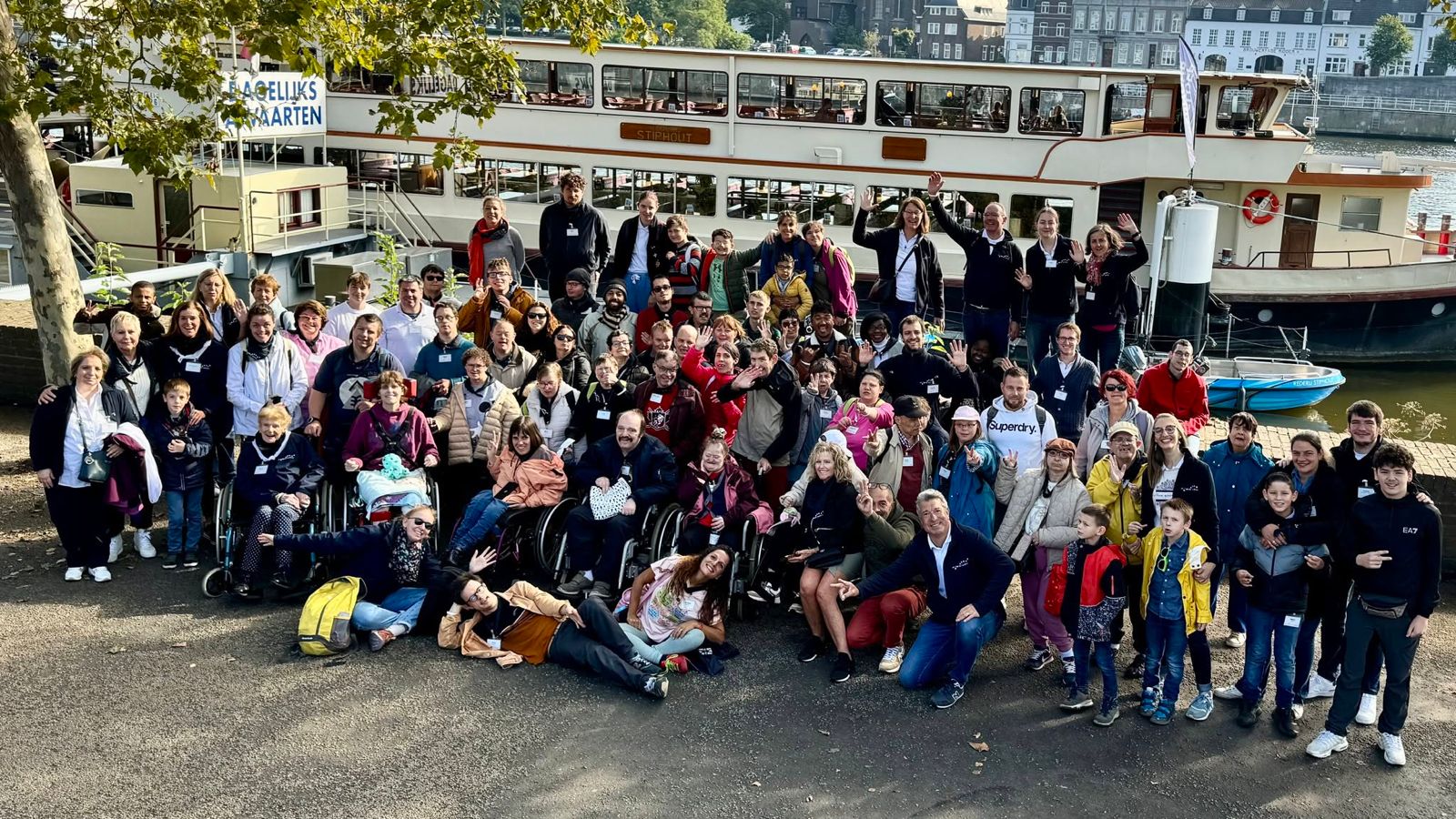 Le groupe pose devant un bateau amarré.