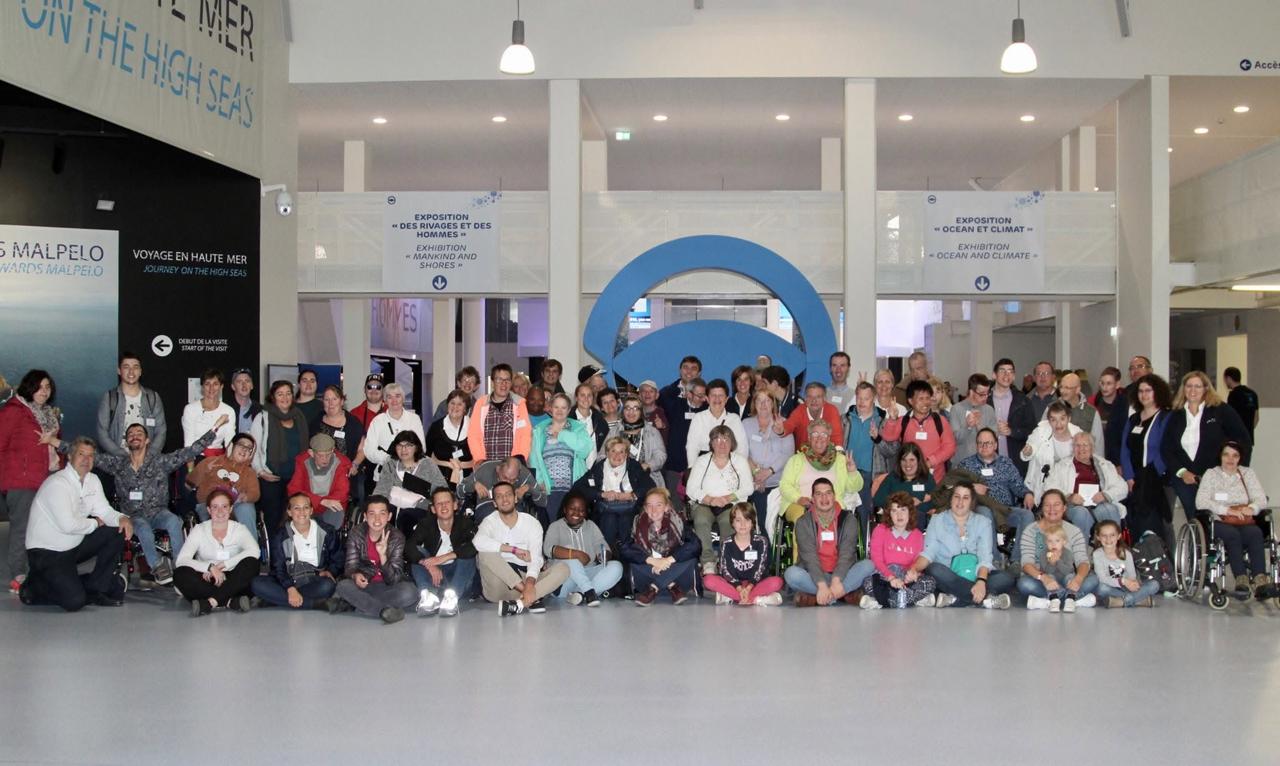 Le groupe pose dans le hall d’une exposition consacrée à l’océan.