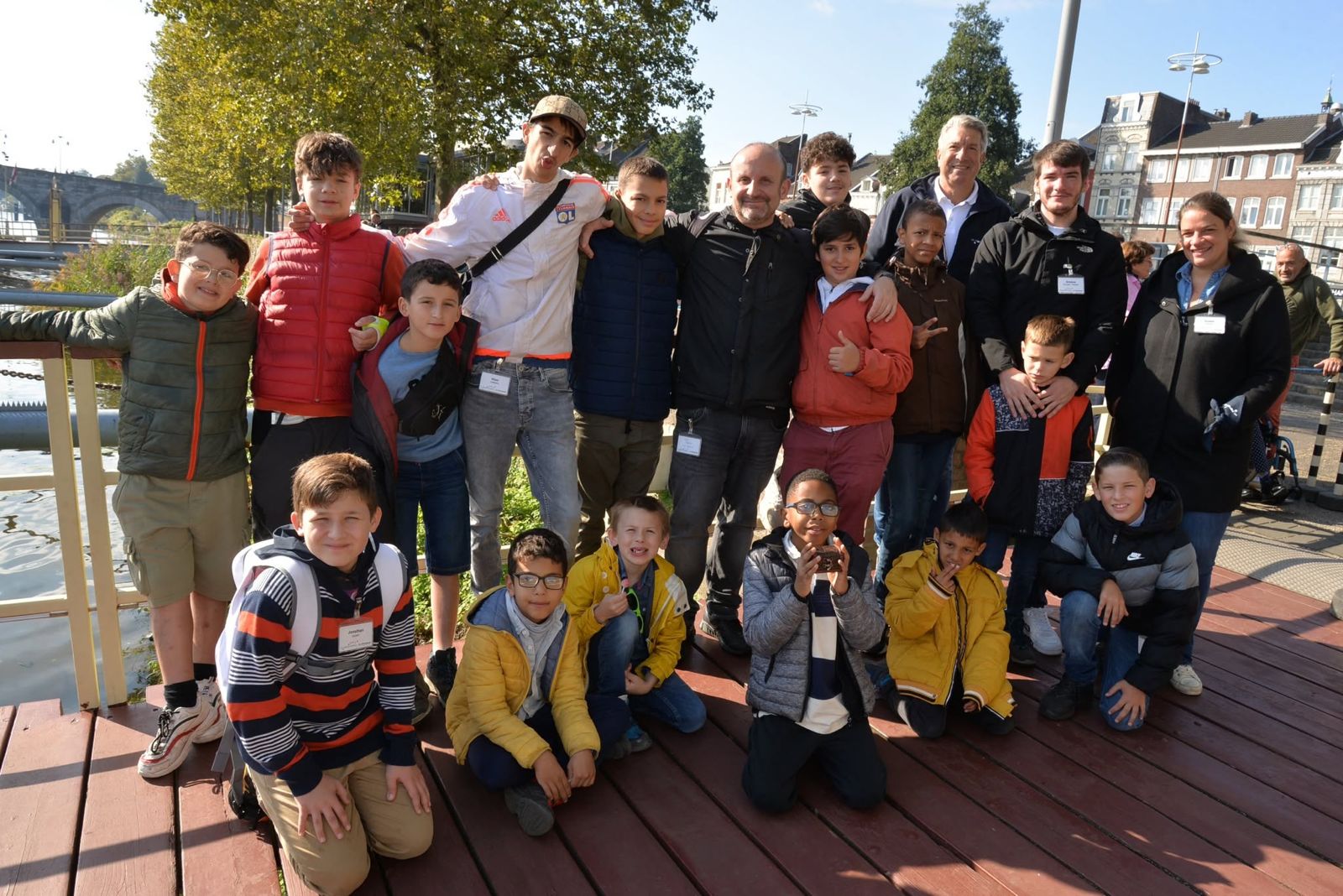 Le groupe pose sur une terrasse extérieure.