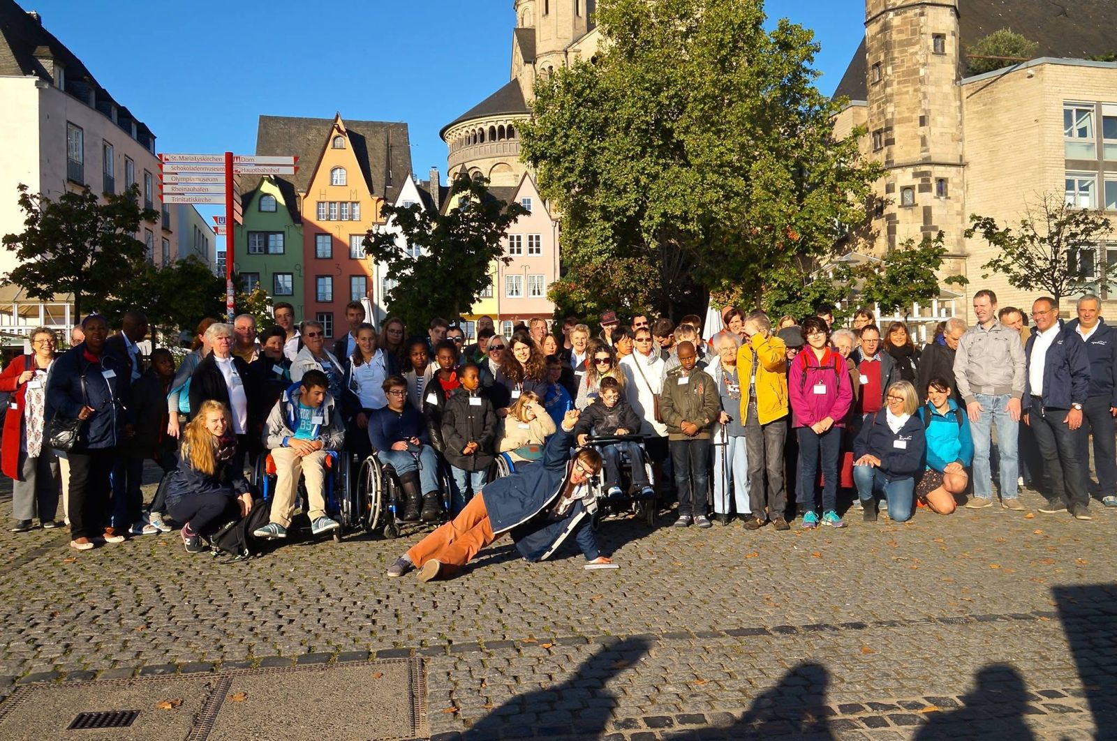 Le groupe pose sur une place entourée de bâtiments anciens.